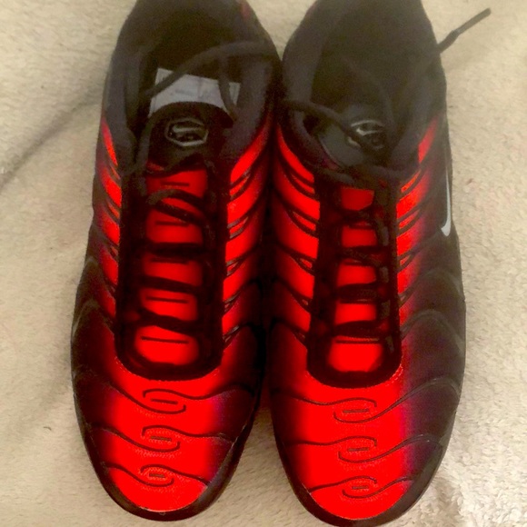 Nike Shoes - Red and black tns